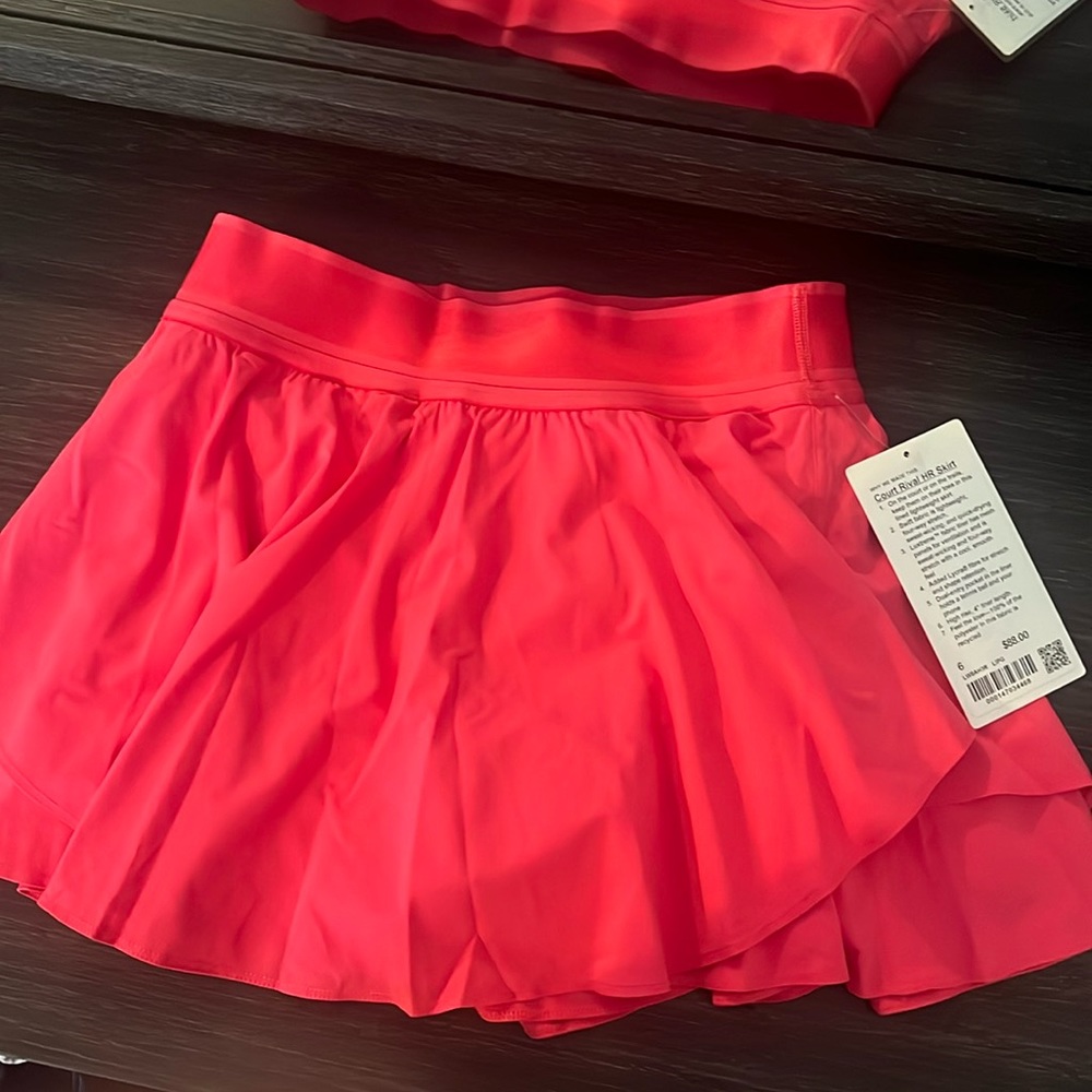 Size 6 Lululemon Court Rival High rise Skirt / skort.